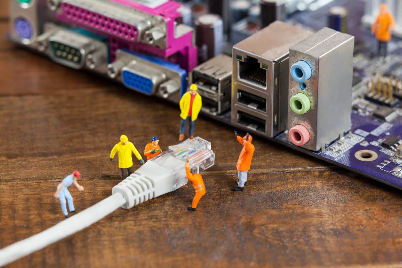 ingenieur miniature et travailleur plug cable lan a l ordinateur